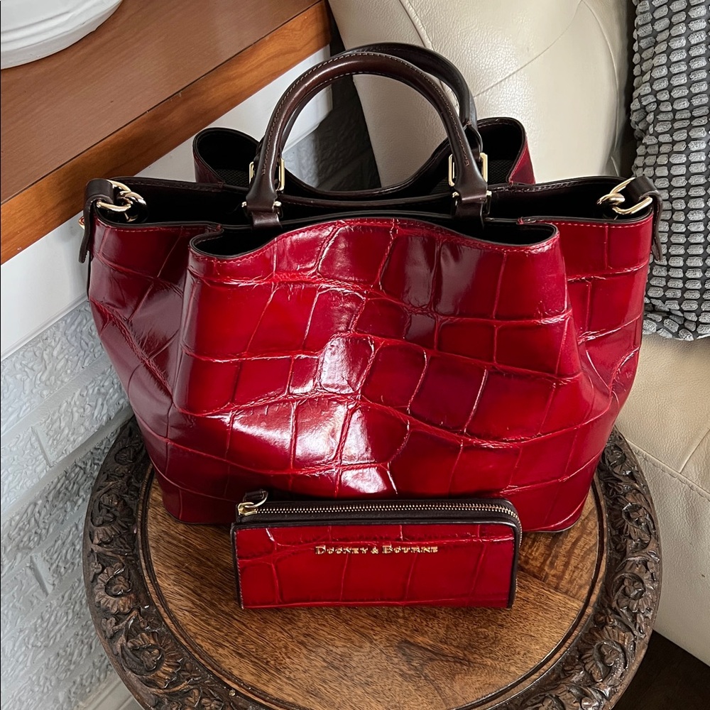 Dooney & Bourke Burgundy Red Croc-Embossed Large Denison Barlow Bag and Wallet - Picture 4 of 16